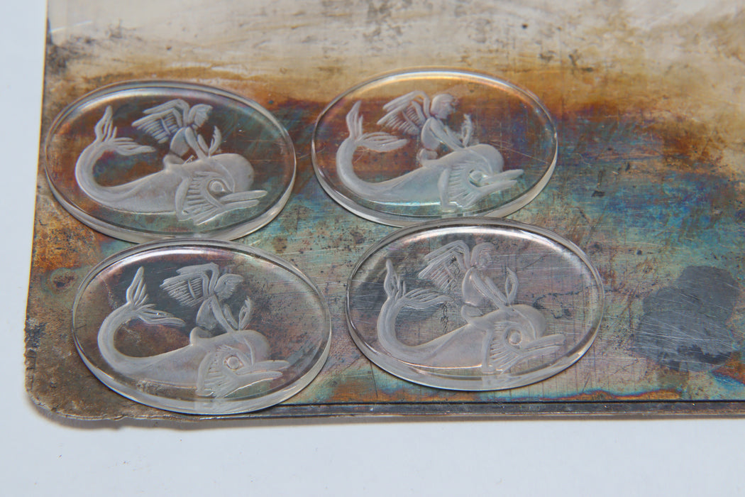 Cabujones de cuarzo con delfines y ángeles tallados en huecograbado
