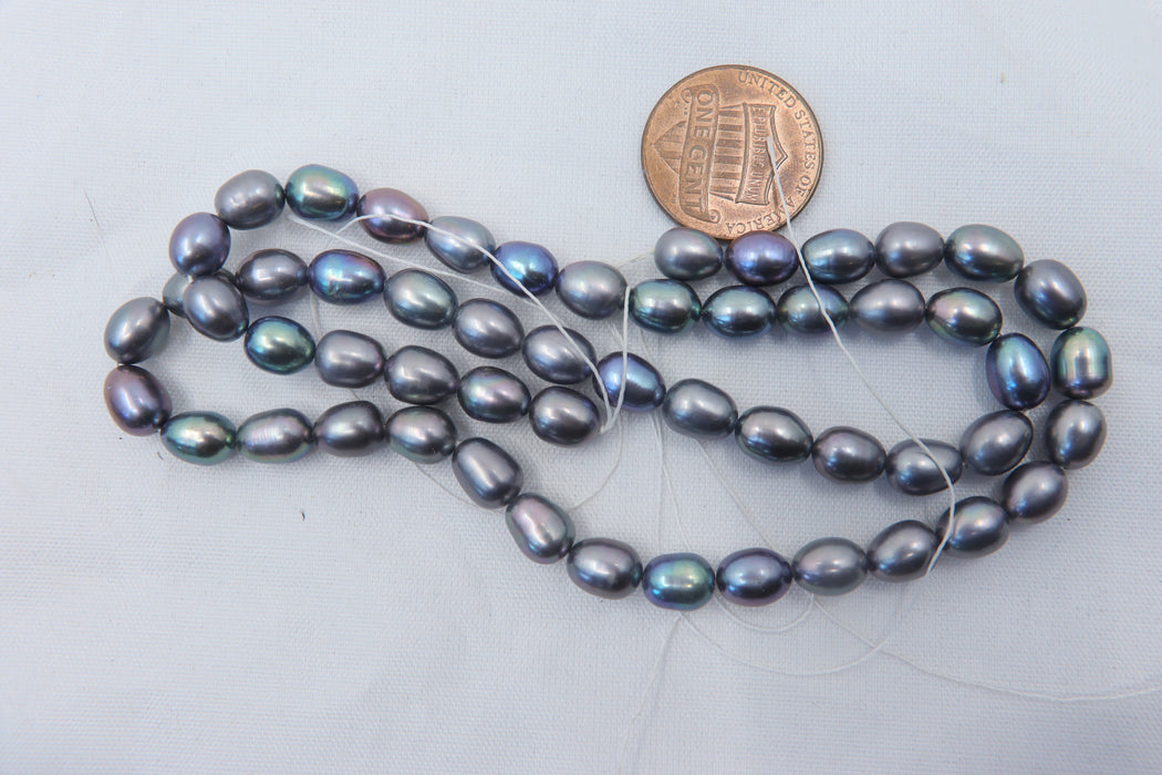 Perlas de agua dulce en tono plateado.