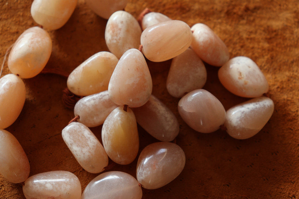 Perles de pierre de lune pêche dégringolées
