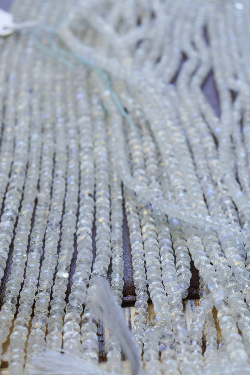 Cuentas de piedra lunar arco iris facetadas 4 mm-5,5 mm